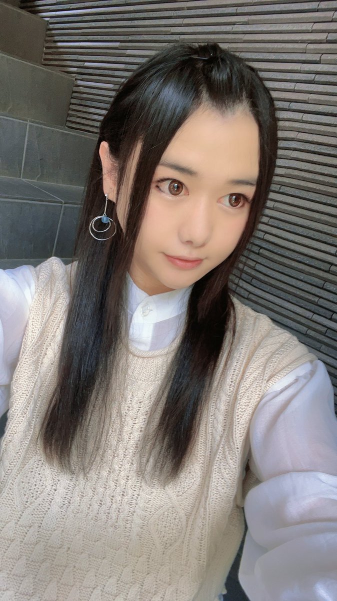 大島薫 V Twitter 暑いので髪型に迷います 男性はおでこの形が女性とは違うので いつも前髪上げるときはこのスタイルです 元の奥二重と重なって三重みたいになるので 最近はアイテープやめました 俯くとちょっと二重