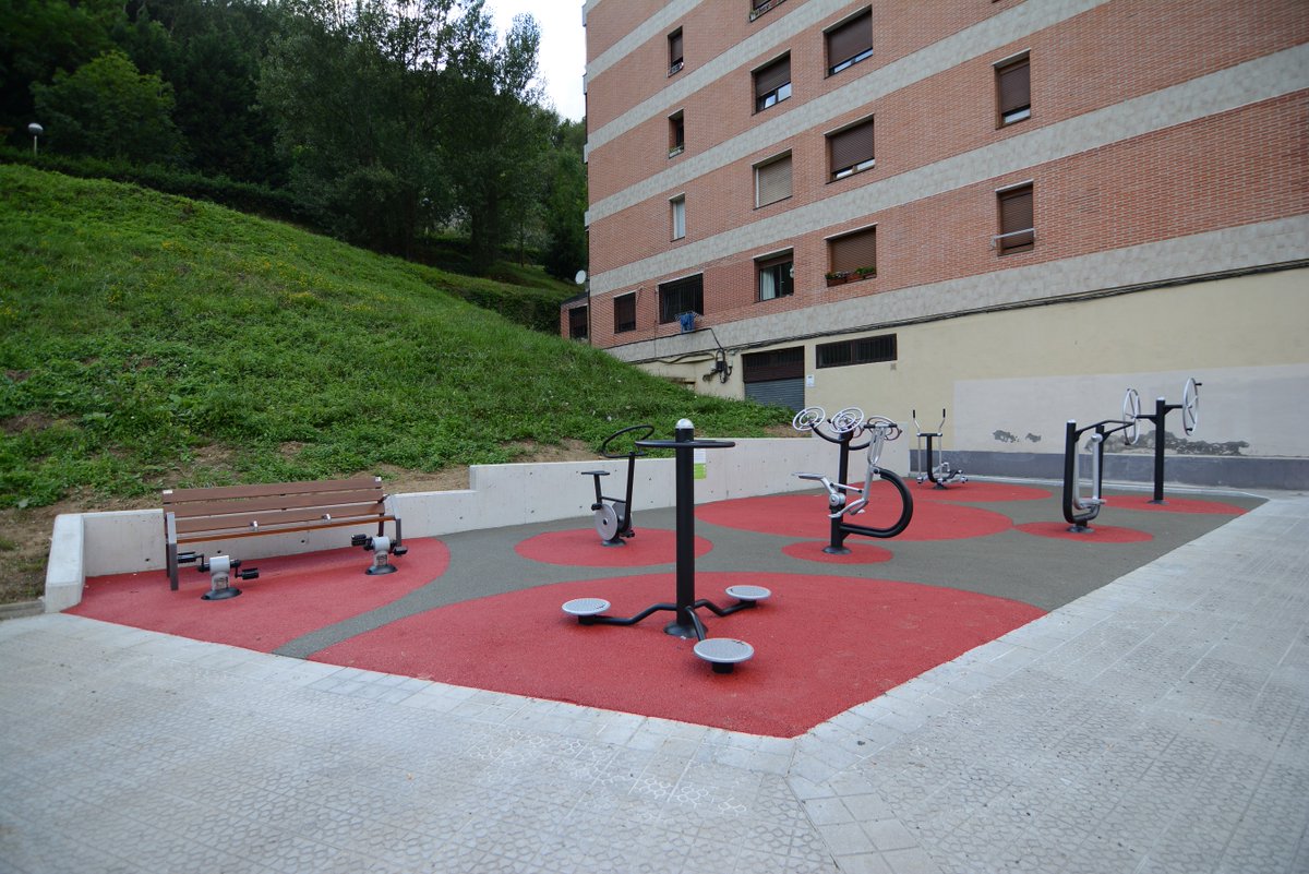bilbao_udala's tweet photo. 🅱️🚧🆕 Continuamos con la mejora urbanística en la zona de #Zamakola, en esta ocasión con la apertura de una nueva área #biosaludable, ubicada en la zona verde junto a Zamakola, 30 🔗 https://t.co/tVd9D2UaYR https://t.co/3dqpKoDJA9