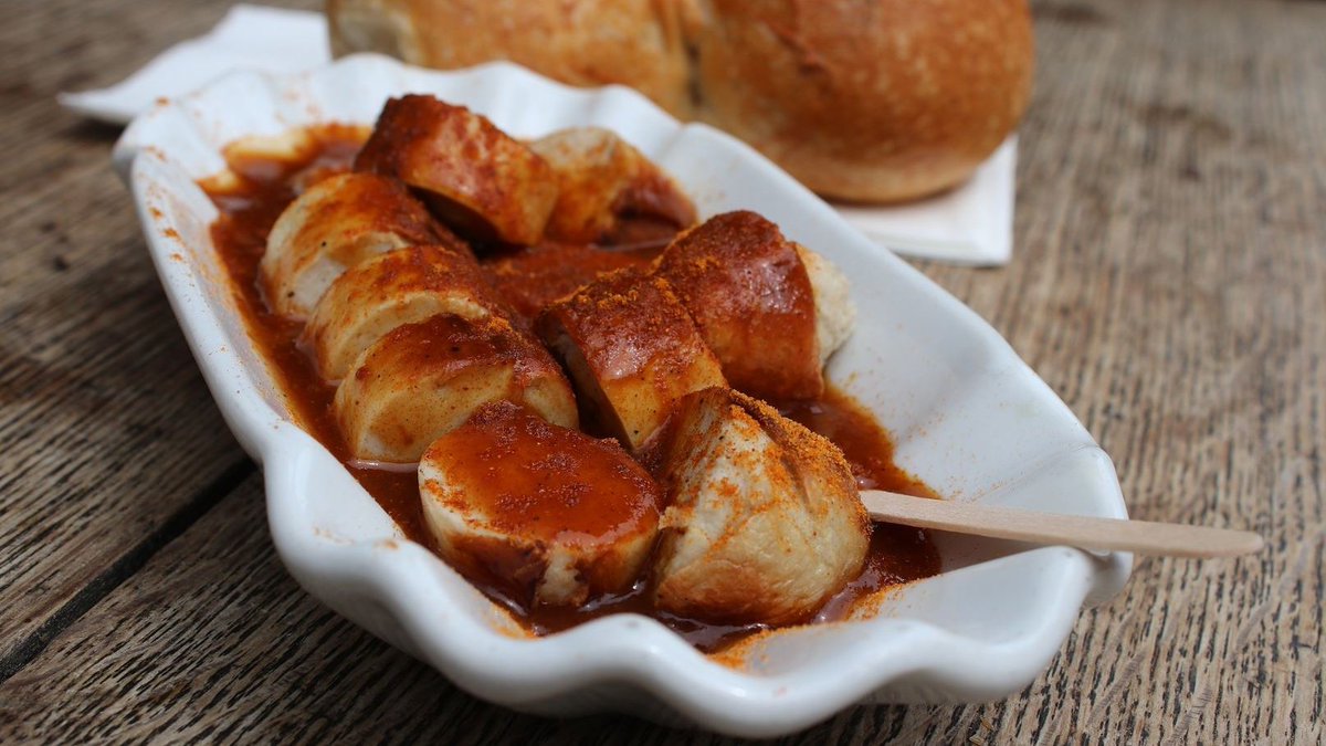 La svolta vegetariana della #Volkswagen, che ha eliminato tutti i piatti di carne da una delle sue mense, è diventata un affare di Stato e ha fatto indispettire anche l'ex cancelliere Schröder: "Il #currywurst è una delle certezze per gli operai"  -->  bit.ly/3xCiKcN
