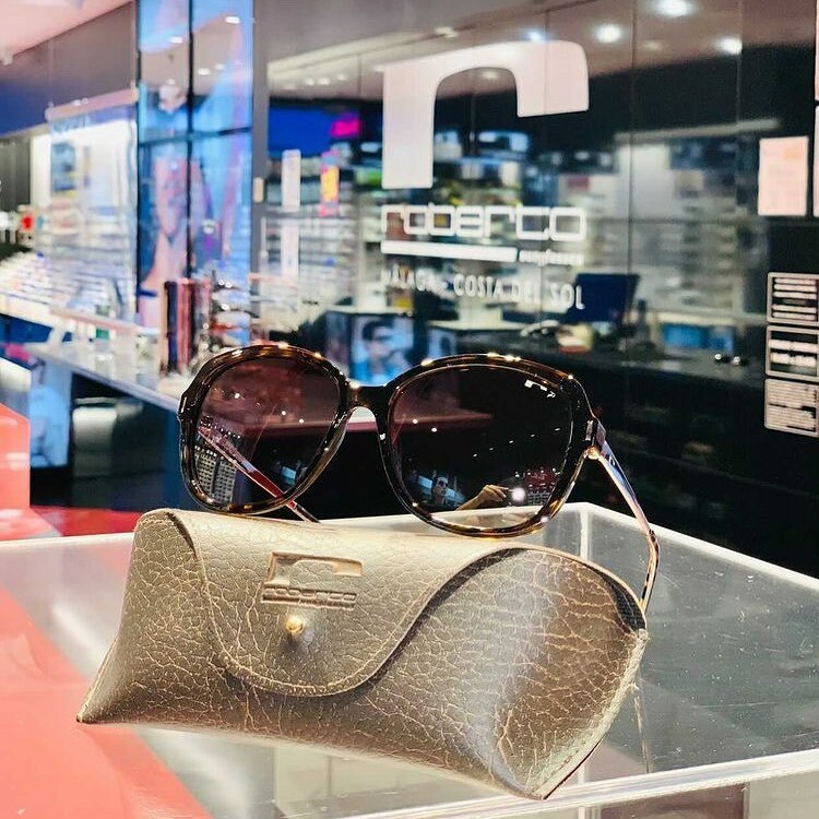 La mejor presentación para tus nuevas gafas de sol 😎
.
🔸 Más de 1200 modelos de gafas de sol para elegir
🔸 Calidad y estilo al mejor precio
Disponibles en Tiendas Roberto Martín y online 
🔸 Envio y devolución gratis con tu pedido online ➕ otras gafas a elegir de la secci…