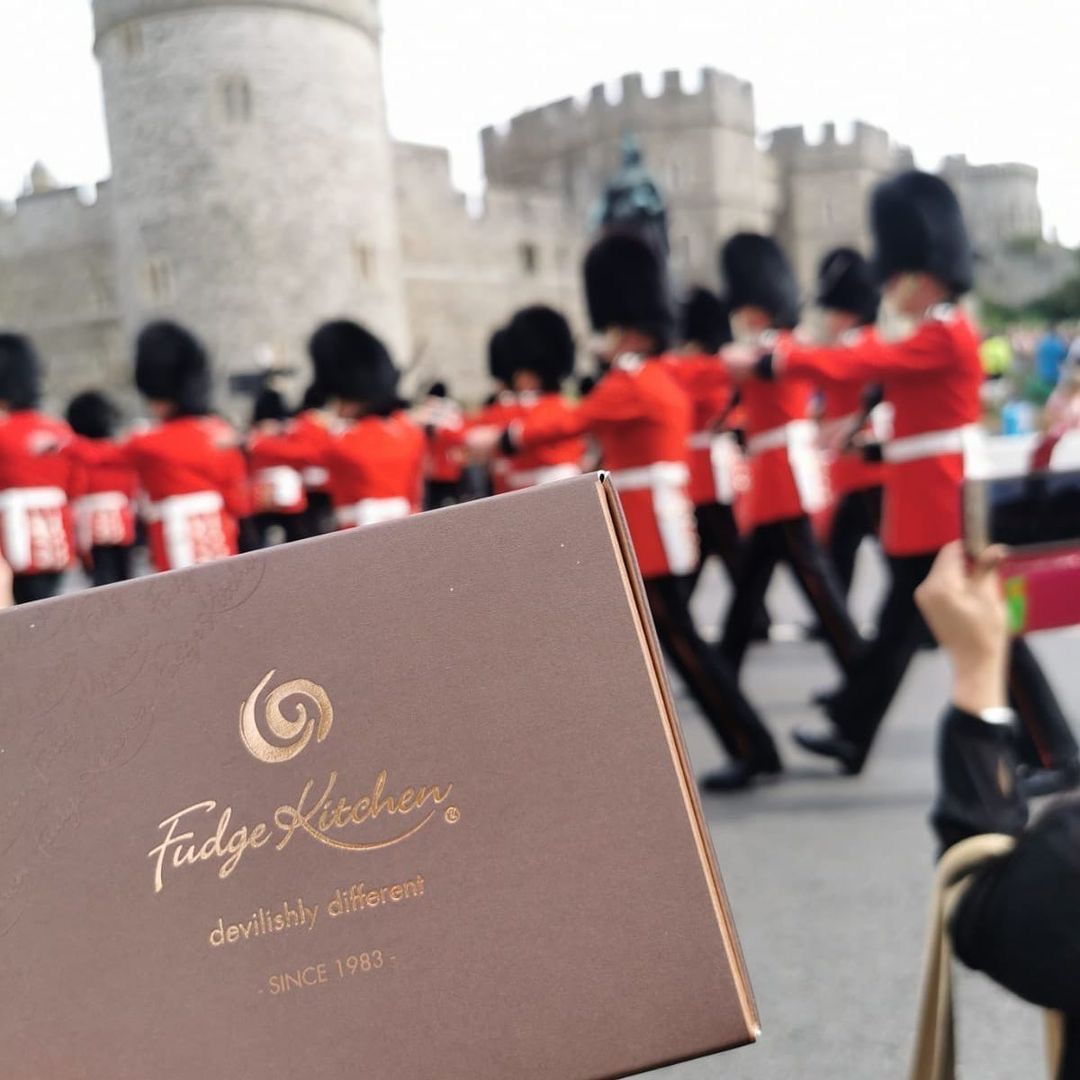 MyRoyalBorough's tweet photo. We are delighted to see the #ChangingOfTheGuards is back, and the @Fudgekitchenwindsor is just a two minute walk away, a perfect treat to enjoy whilst watching the march. 💂‍♂️😋
#SupportLocal #FudgeKitchen #DontLetYourGuardDown @visitwindsor https://t.co/CYL4O49abx
