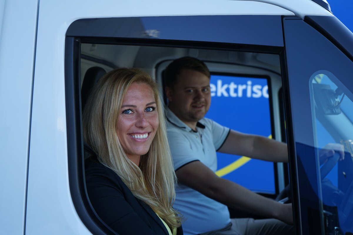 AgQuantron's tweet photo. QUANTRON at @IKEA_Austria's press conference.
With a symbolic key for Claes Lindgren (Country Customer Fulfillment Manager at IKEA Austria), Andreas Haller (founder and CEO of QUANTRON), handed over the first set of environmentally friendly vehicles to IKEA.
#ikea #quantronag https://t.co/IcpALTC0j5