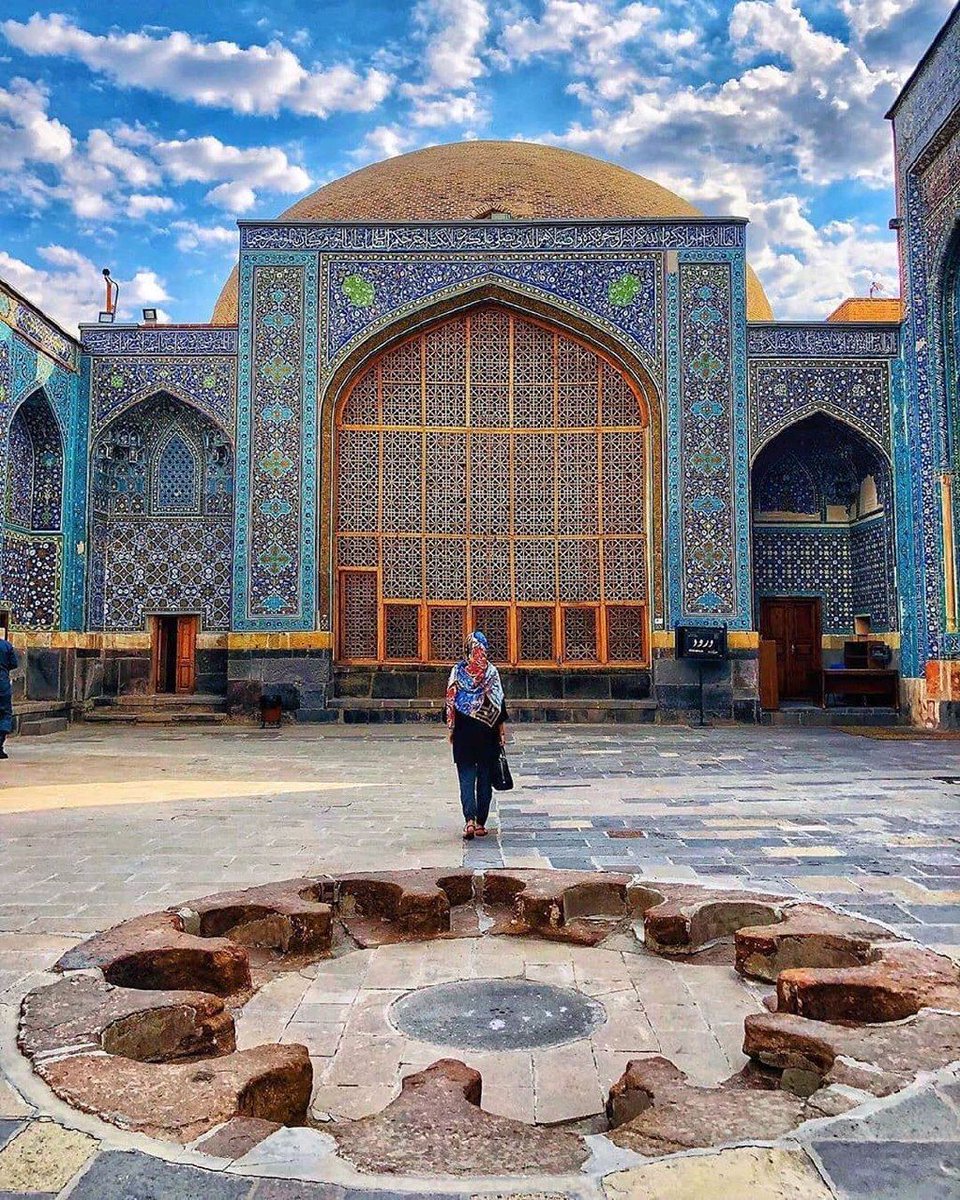 MHPA20's tweet photo. Şeyh Safi Erdebili'nin manastırı ve mezarı, İran'ın Erdebil şehrinde bulunan nadir bir ortaçağ İslam mimarisi binasıdır ve UNESCO Dünya Mirası Listesi'ndedir.
  Bu bina bir ibadethaneydi ve daha sonra #Şeyh_Safi'nin ve bazı Safevi sultanlarının cenazesi bu külliyeye defnedildi. https://t.co/ZfMcAtJKwv