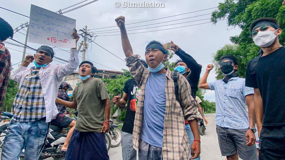 LwinMarAye15's tweet photo. Anti-coup strike in #Mandalay by pro-democracy Mandalar University students as usual, despite brutal crackdowns.  

#AcceptNUG_RejectMilitary 
#Aug11Coup  
#WhatsHappeningInMyanmar https://t.co/o5KaYArZeH
