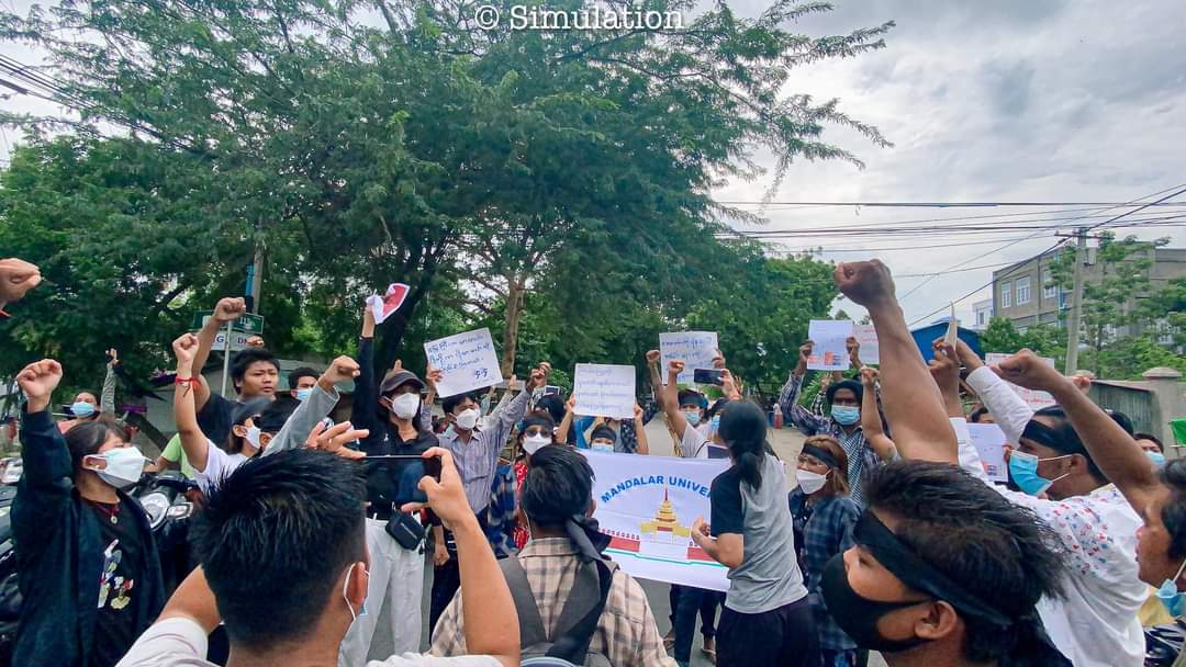 LwinMarAye15's tweet photo. Anti-coup strike in #Mandalay by pro-democracy Mandalar University students as usual, despite brutal crackdowns.  

#AcceptNUG_RejectMilitary 
#Aug11Coup  
#WhatsHappeningInMyanmar https://t.co/o5KaYArZeH