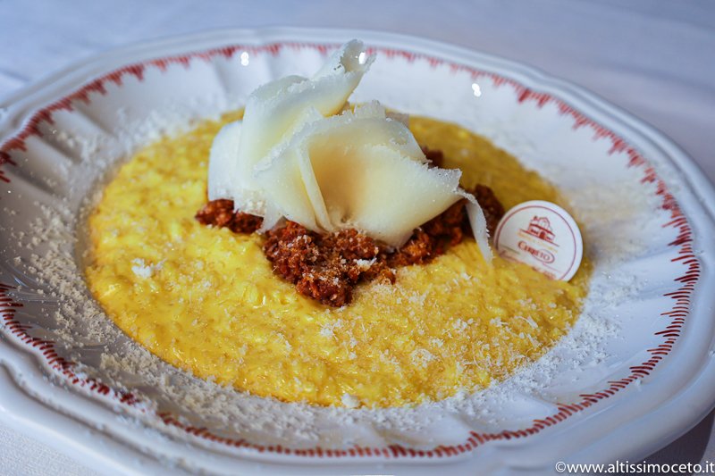 Antica Osteria del Cerreto – Chef/Patron Stefano Scolari – Abbadia Cerreto (LO)

Lo Chef e Proprietario Stefano Scolari propone piatti della tradizione a volte anche rivisitati, da sempre attento alla selezione di prodotti di qualità per garantire il piatto finale.