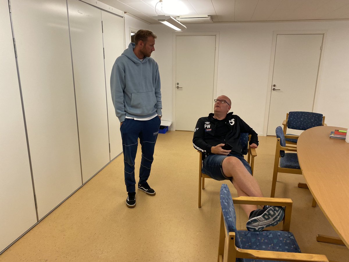 Lundmarx's tweet photo. ”Vad håller du på med?! Du ska ju värva mig!” #bruketvaknar #DegerforsIF https://t.co/8GLuxbMgPB