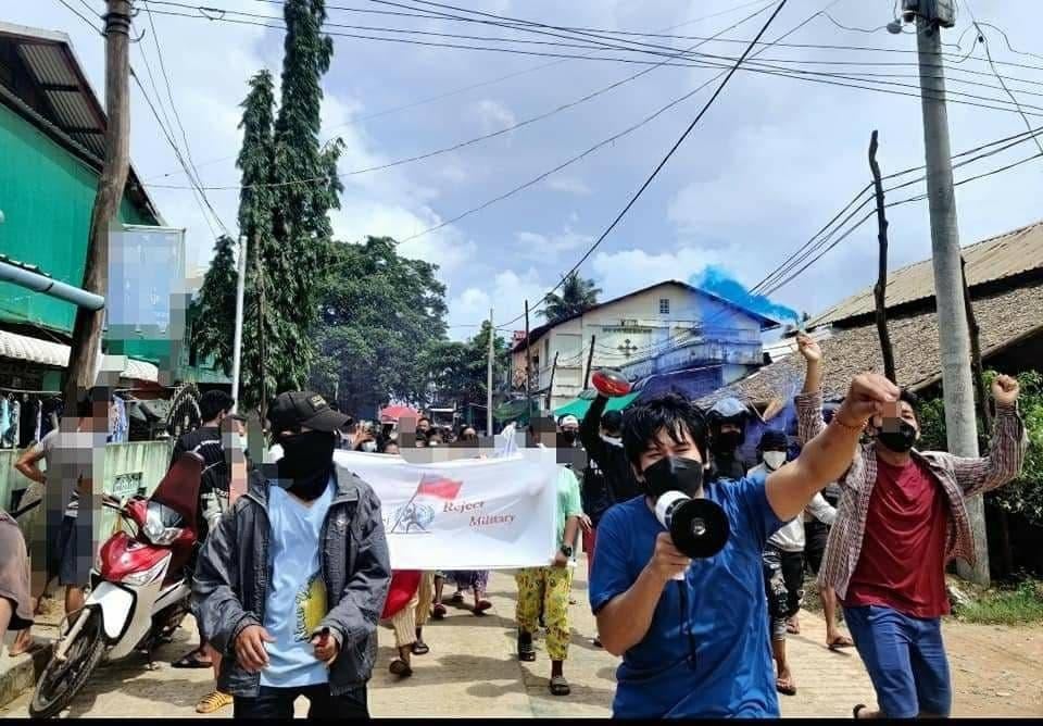 Myanmar_Now_Eng's tweet photo. This morning (Aug 11) in Launglone Township, Tanintharyi, youths and the Dawei District Strike Committee joined forces to call for international recognition of the National Unity Government and protest against Myanmar's military junta. 

#WhatsHappeningInMyanmar https://t.co/EU5jo8yVL3