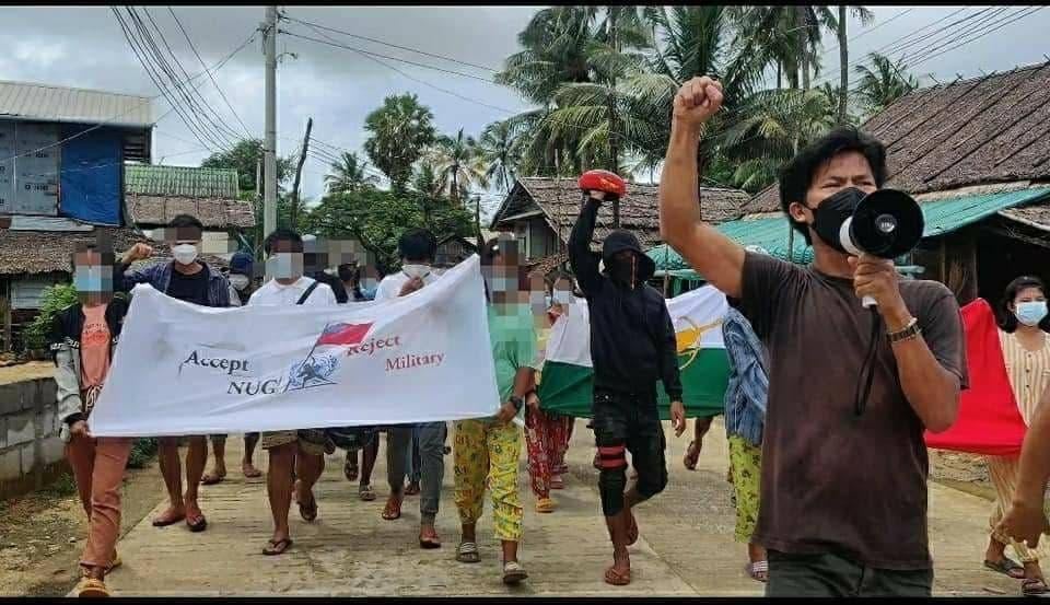 Myanmar_Now_Eng's tweet photo. This morning (Aug 11) in Launglone Township, Tanintharyi, youths and the Dawei District Strike Committee joined forces to call for international recognition of the National Unity Government and protest against Myanmar's military junta. 

#WhatsHappeningInMyanmar https://t.co/EU5jo8yVL3
