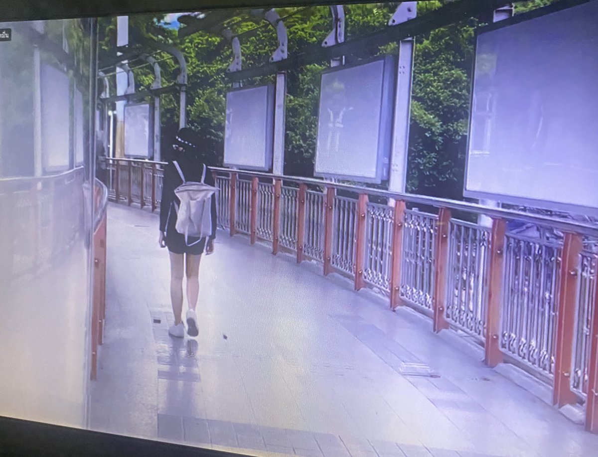 #ม็อบ11สิงหา #ทะลุฟ้า
กราบความกล้าคุณผู้หญิงคนนี้ ตั้งแต่ชี้หน้าคฝ.จนถอยยอมถอยร่นตั้งแต่ตีนบันไดเลื่อน จนเดินหน้าชนกับคฝ.ที่จะวิ่งกรูเข้ามาจับผู้ชุมนุมอีกคน