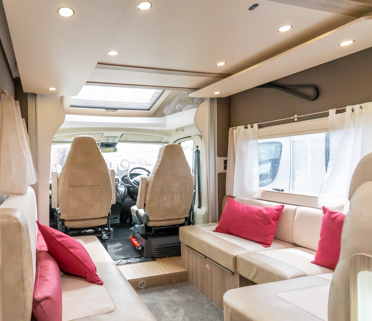 ArMotorhomes's tweet image. ⛱️🏄‍♀️Kick back in style this summer 😎☀️

From Cornwall to the Lake District, enjoy any one of luxurious holiday vehicles with a whopping 𝟐𝟎% 𝐝𝐢𝐬𝐜𝐨𝐮𝐧𝐭!

Use the code Summer20 when booking online 👉armotorhomehire.co.uk

#Holidays #Ukholiday #summerholidays