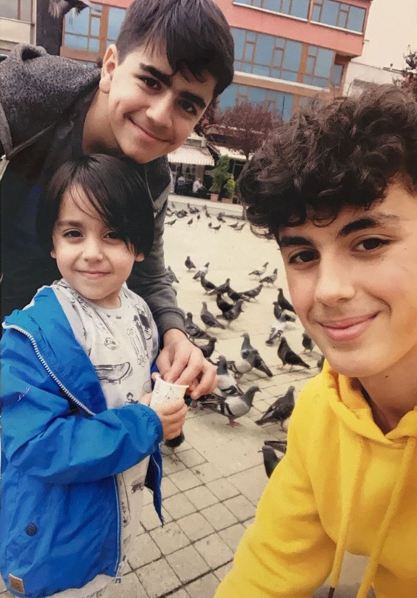 ÜÇ ÇOCUK ANNESİ TUTUKLANDI

Sosyal bilgiler öğrt. Burçak Serap Topal dün tutuklandı. 

Edebiyat öğrt. eşi Tuncay Topal da 3 yıldır Kepsut'ta tutuklu.

Çocuklar dünden beri perişan. En ufağının kalbi delik. Gülen yüzlerini soldurdular. <a href="/adalet_bakanlik/">T.C. Adalet Bakanlığı</a> 

patreon.com/posts/esi-hapi…