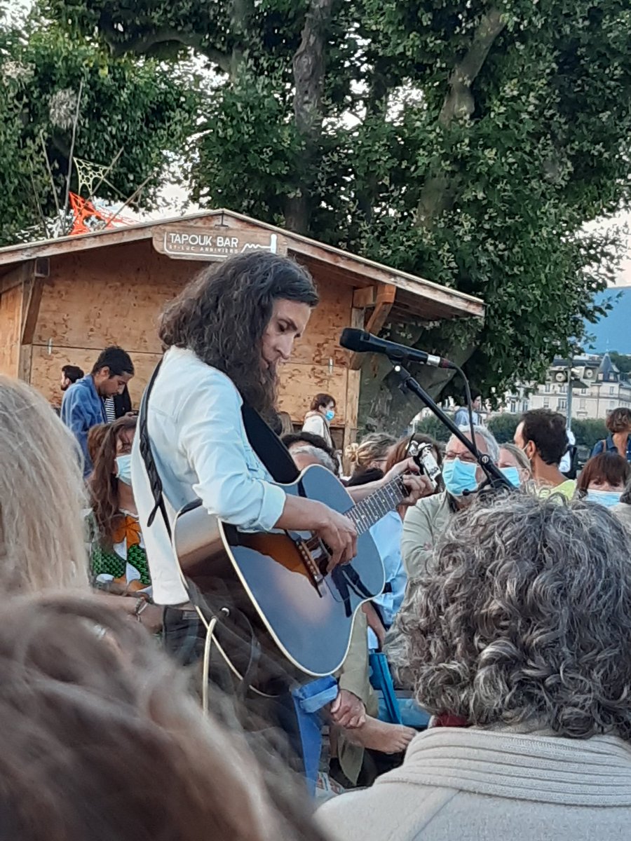 yjaegle's tweet photo. Merci Colline Hill de m'avoir cueilli avec votre reprise ultra folk de "Diabolo menthe" en rappel de votre concert de 6 à 7. Face au Léman c'était vraiment beau. #LesAubes https://t.co/vQKG61niAM