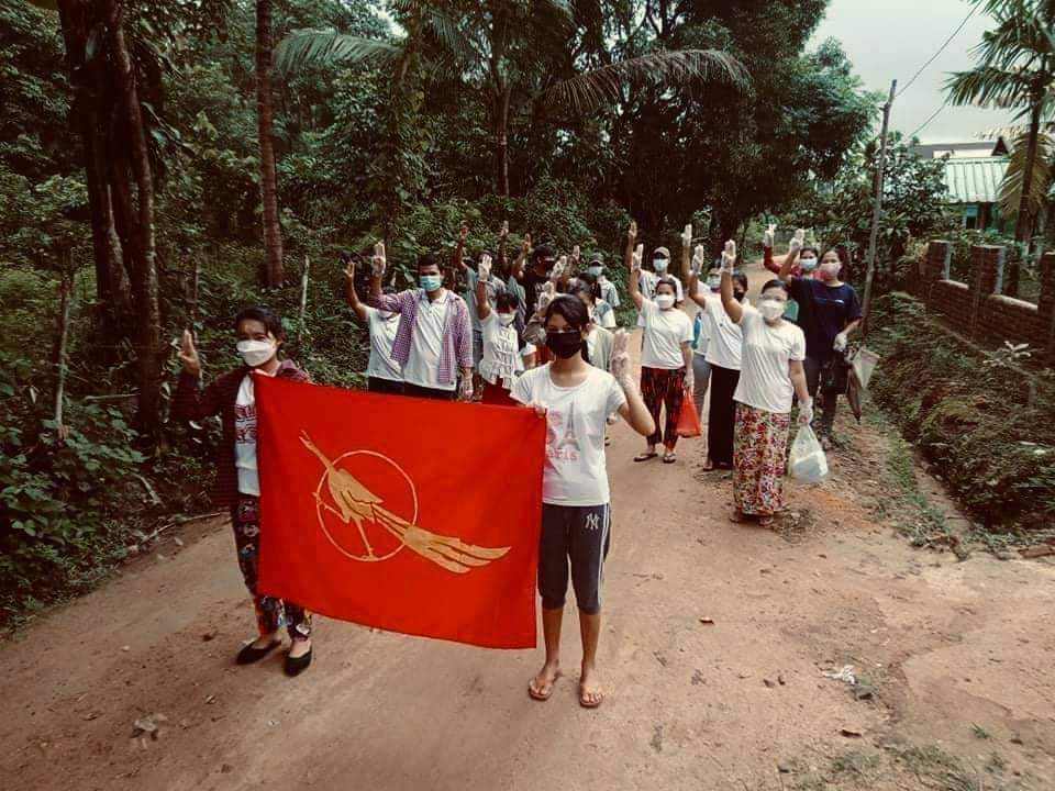 Daniel78037553's tweet photo. Youths from #NyinMaw Village,#LaungLone Tsp marched tl against Military Regime. 
#AcceptNUG_RejectMilitary 
#WhatsHappeningInMyanmar 
#Aug11Coup https://t.co/KGpzY4qNq8