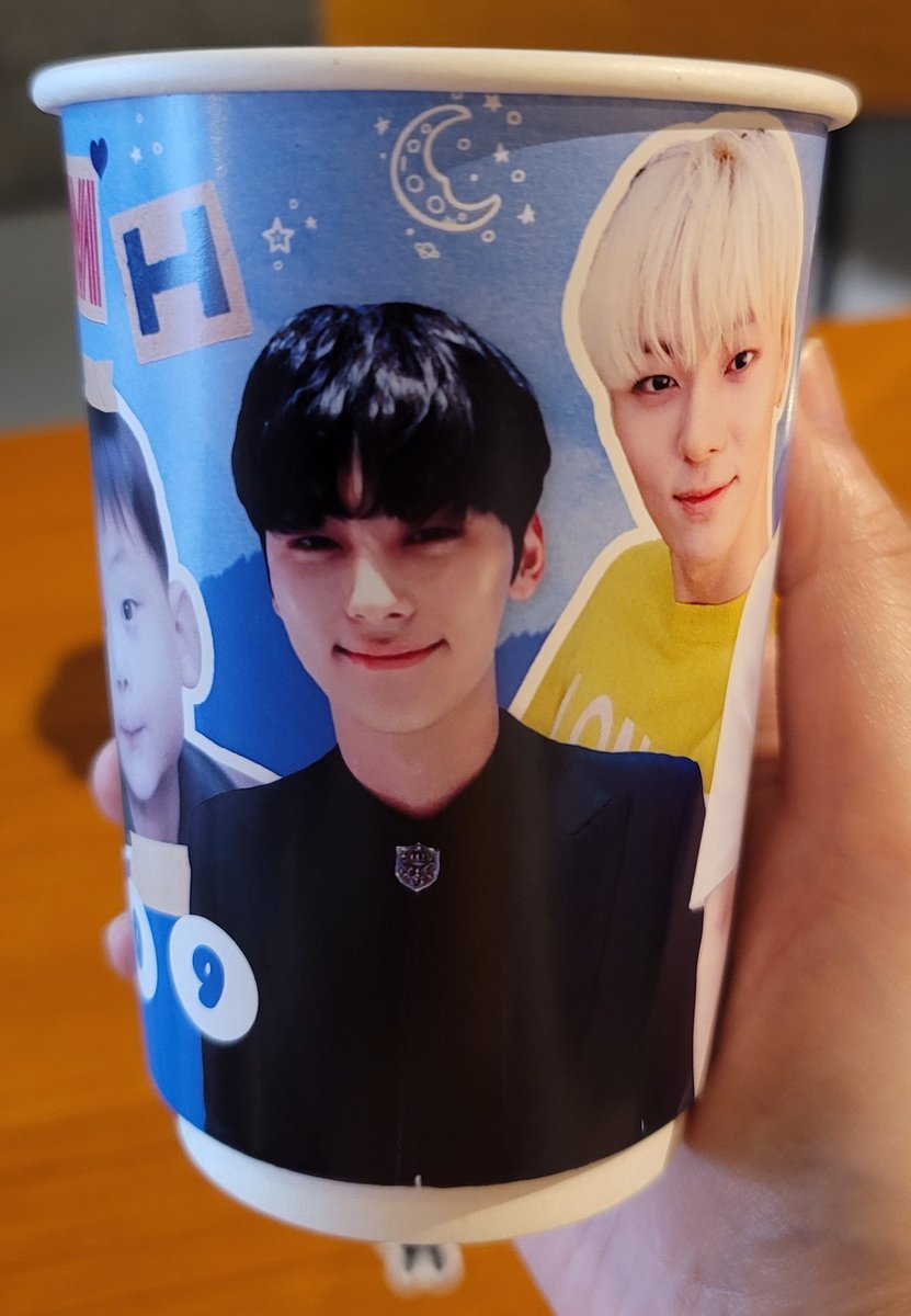 시애틀에스프레소☕
너무 가고싶었던 곳인데 계속 시간과
일정이 맞지 않아
민현이 날에 갔다옴
늦게가서 큰 등신대만 보았지만
더 늦게갔으면 등신대도 못 볼뻔😂
민현이컵이랑 특전이 예뻐서 좋았던 곳
준비해주셔서감사합니다❤
<a href="/nuesthmhevent/">뉴이스트 황민현 이벤트팀</a>
#2021_HBD_MINHYUNING
#27번째_해피벌쓰데이_민현잉