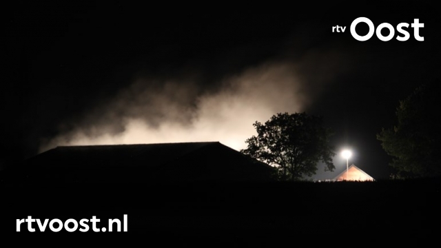 Brand in grote bult kippenmest in Haarle gaat gepaard met stankoverlast. #rtvoost.
