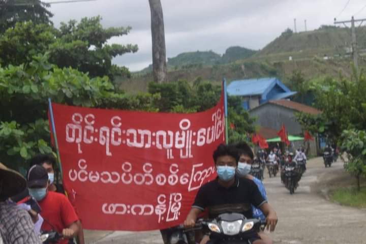 b3rry_y's tweet photo. Multi-ethnic group protest against the dictatorship with motorcycles today in Phakant.

#AcceptNUG_RejectMilitary
#WhatsHappeningInMyanmar
#Aug11Coup https://t.co/G7YZtE1YFu