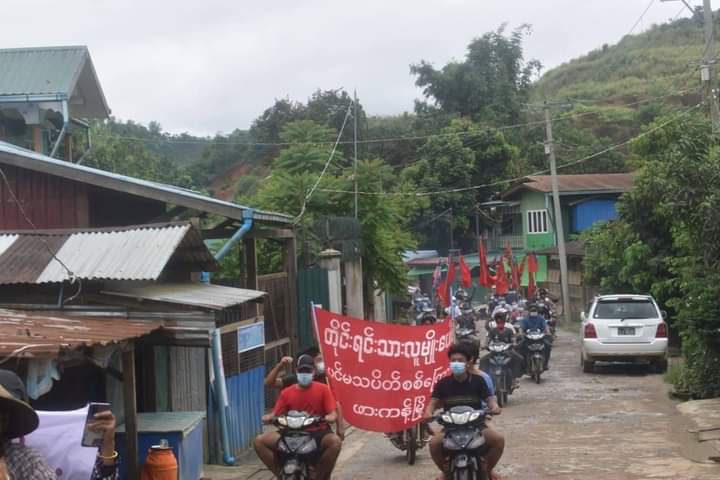 b3rry_y's tweet photo. Multi-ethnic group protest against the dictatorship with motorcycles today in Phakant.

#AcceptNUG_RejectMilitary
#WhatsHappeningInMyanmar
#Aug11Coup https://t.co/G7YZtE1YFu