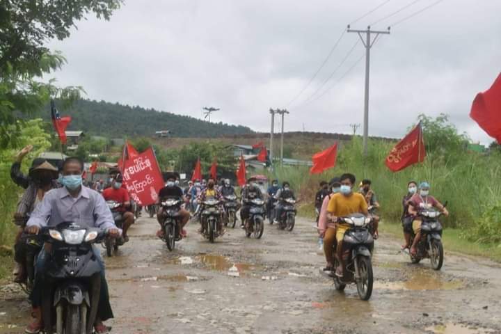 b3rry_y's tweet photo. Multi-ethnic group protest against the dictatorship with motorcycles today in Phakant.

#AcceptNUG_RejectMilitary
#WhatsHappeningInMyanmar
#Aug11Coup https://t.co/G7YZtE1YFu
