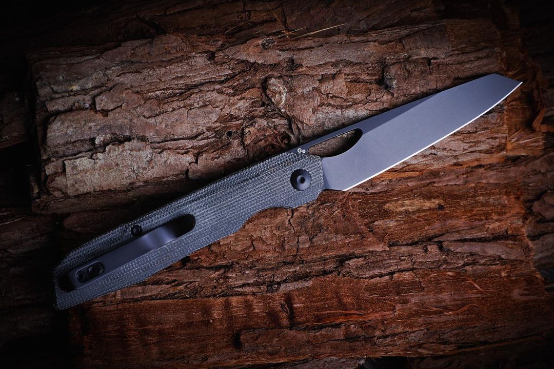 The Genie is here with a blackout color set! Black N690 blade with nice textured black canvas micarta scales! Who wants to have one?🙋‍♀️
.
Designed by @gage_gz
Exclusive by @mojaveoutdoor
Pictures were taken by @kizerknives_imkee

#kizerge #kizergage #kizer #kizercutlery #knife
