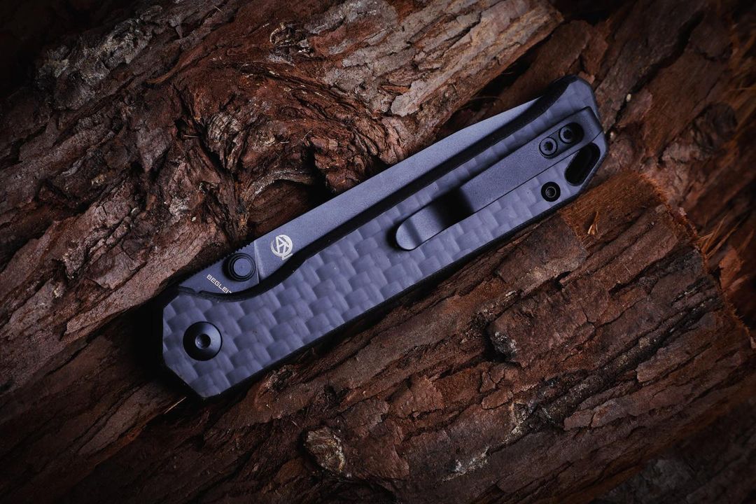 The Begleiter 2.0 is now coming!
Textured Carbon Fiber handle and the upgraded new ball-bearing system with extreme smoothness!

Designed by @azomight
Pictures were taken by @kizerknives_imkee