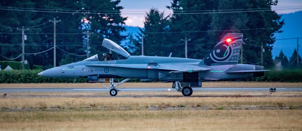 Kent_YVR's tweet photo. A few more @abbyairshow photos from Friday evening, featuring the @RCAF_ARC @CF18Demo Team 🤘😎🔥 #CF18 #CF188 #LegacyHornet https://t.co/hvnWOQT065