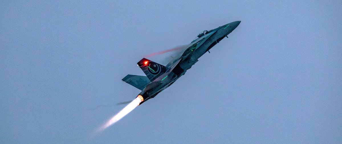 Kent_YVR's tweet photo. A few more @abbyairshow photos from Friday evening, featuring the @RCAF_ARC @CF18Demo Team 🤘😎🔥 #CF18 #CF188 #LegacyHornet https://t.co/hvnWOQT065