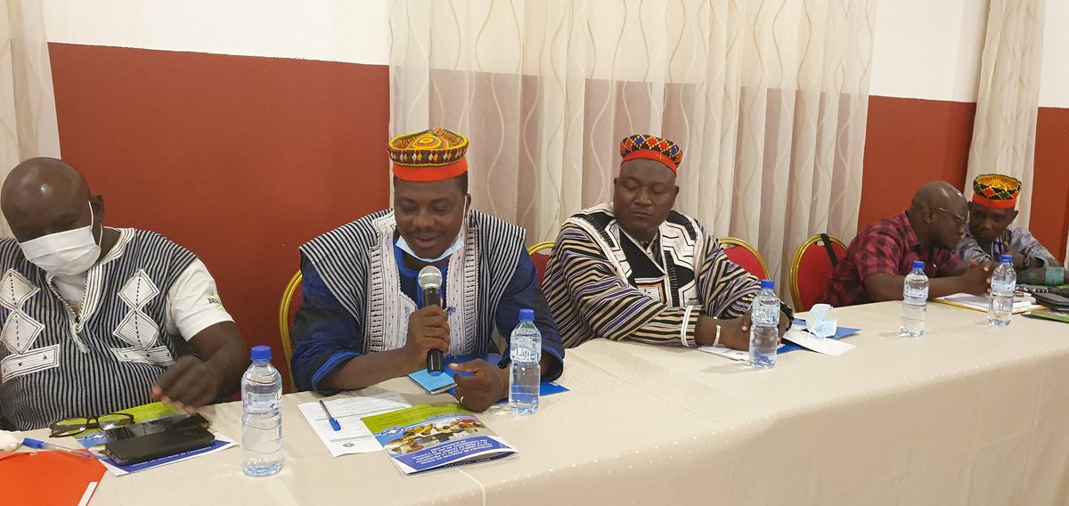 MdMF_Burkina's tweet photo. Les leaders coutumiers et religieux sont forces de mobilisation des communautés, des décideurs politiques pour l'amélioration du cadre juridique et institutionnel de lutte contre le #cancerducoldeluterus. @MdM_France l'#URCB renforcent le dialogue. @ocharlemagne @POuagaPF https://t.co/bTt9fv7jE7