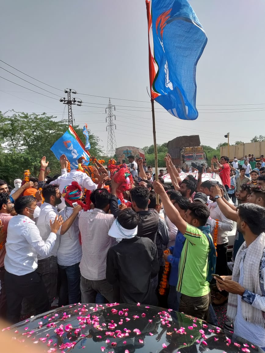 withabhinsui's tweet photo. धोरा री धरती बिकानो,
मां करनी रो प्यार अपार घनो!!
गंग हुयो भागीरथ अमर,
पानी री नहर पुगावणने!
गोदारारो जाड़ों तिलक अमर
राजा रो राज चालावनने!! https://t.co/WMHUY0nYmO