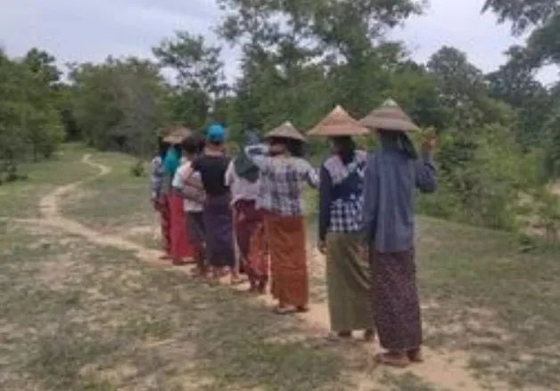 Residents of #Magway Staged a rally anti-coup marching protest chanting revolutionary slogans to overthrow the Military terrorist regime. 

#AcceptNUG_RejectMilitary
#Aug11Coup 
#WhatsHappeningInMyanmar