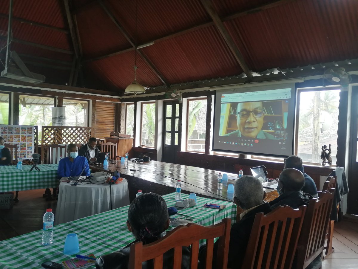 NtsivaA's tweet photo. Last thursday, the @R4Telecoupling Madagascar team held the "Final Restitution workshop" of the project in Maroantsetra. Pr Bruno Ramamonjisoa, the National Coordinator took the opportunity to thank all the project collaborators including the regional platform #CROP https://t.co/JazFqvLgNc