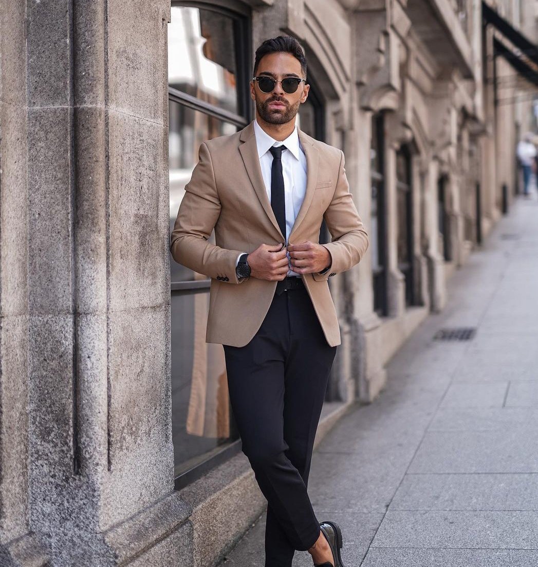 thetailorcat's tweet photo. Ready for the game of the day, a man showing that he is the king of suits, ready to make a day full of others wanting the same. Get yourself tailored before it's too late.🤵🏻 https://t.co/xRMUbvInpn