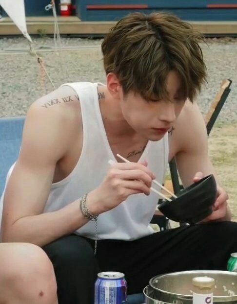 28 julio ;
#Rolbandchella21 

—Luego de descansar en el tipi, <a href="/BruceBryar/">Bruce Bryar</a> y Won preparan un poco de ramen para comer juntos. Mientras comían, su amigo le toma una foto desprevenido y Won decide publicarla. —