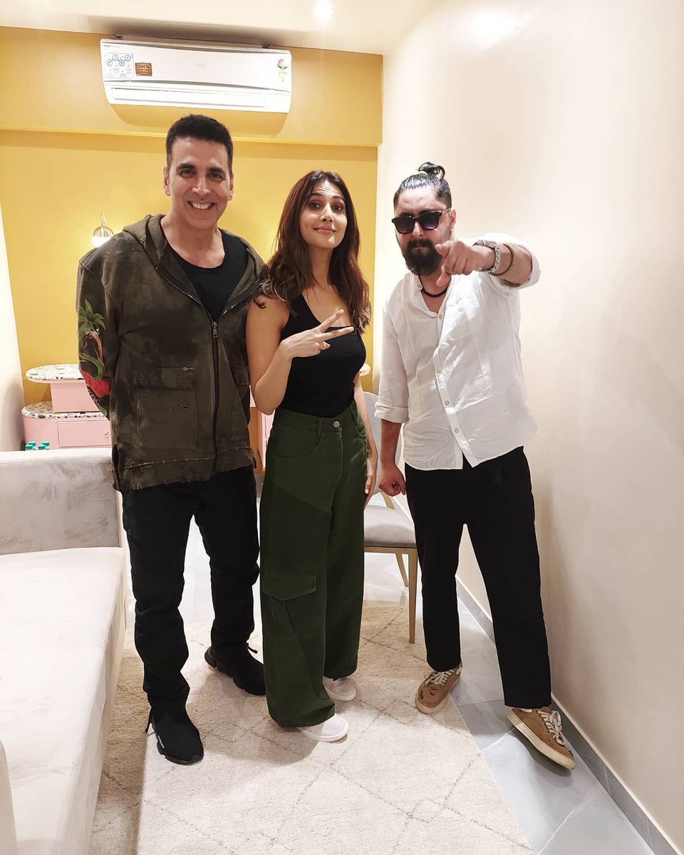 RDJFanBoi's tweet photo. #8DaysToBellBottom  @akshaykumar @Vaaniofficial @LaraDutta @humasqureshi 
@vashubhagnani @jackkybhagnani @madhubhojwani @honeybhagnani @nikkhiladvani @EmmayEntertain @poojafilms @aseem_arora #ParveezShaikh @SonyMAX @PenMovies @abcdefgh https://t.co/ooX6CyL2u5