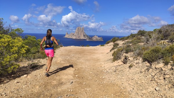 En septiembre llega la 2ª edición del Campus femenino de Trail <a href="/3diasTrailIbiza/">3 días Trail Ibiza</a>  bit.ly/3xxdI16 con la presencia de <a href="/SioAroa/">Aroa Sio Recknold 🦸‍♀️</a>, una buena manera de aprender un poquito mas #trail #elladofemeninodelinfierno