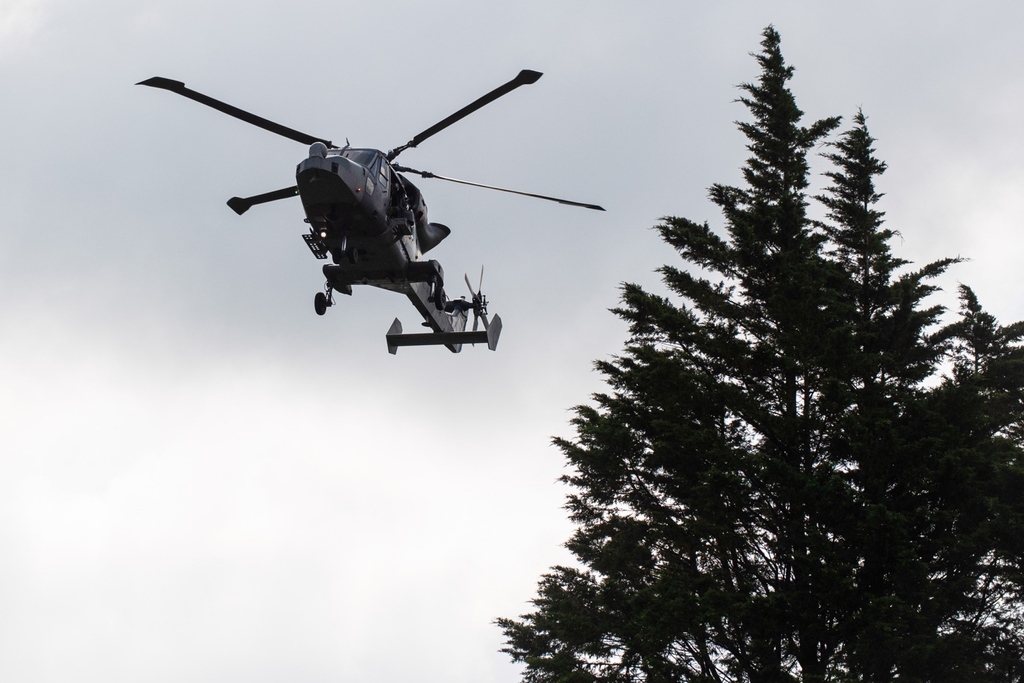 Coming into land on #WildcatWednesday 🚁

A #Wildcat from @1_regt_aac delivers GOC @3rdUKDivision Major General Mike Elviss MBE to visit the All Arms Commando Course’s final event at Bickleigh Barracks.

#IAmCombatAviation
#FlyFightLead
#AviationRecce
#BritishArmy
#Helicopter