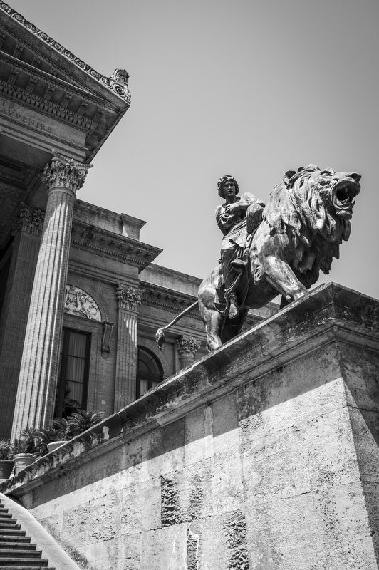 pepescoda's tweet photo. El Teatro Massimo de Palerm és el major dels teatres d'òpera d'Itàlia i el tercer més gran d'Europa. Està dedicat al rei d'Itàlia Víctor Manuel II #Palermo #Sicilia 

#Photography ©️PepEscoda 
#Palerm #Italia #photographie https://t.co/KBjuB3pJH1