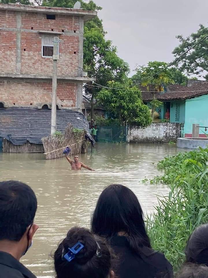 Kanhaiyaplurals's tweet photo. ये हाथ उठाया हुआ व्यक्ति सिर्फ अपनी जान का गुहार नही लगा रहा बल्कि इस उम्मीद से भी प्लुरल्स के तरफ देख रहा कि बचा लीजिये बिहार को, जिसको सारे पुराने नेतायों ने अपने मंसूबो के लिए बर्बाद कर दिया है। आईये सब मिलकर इस लड़ाई को मंजिल तक पहुँचाते है। https://t.co/w22yybu3if
