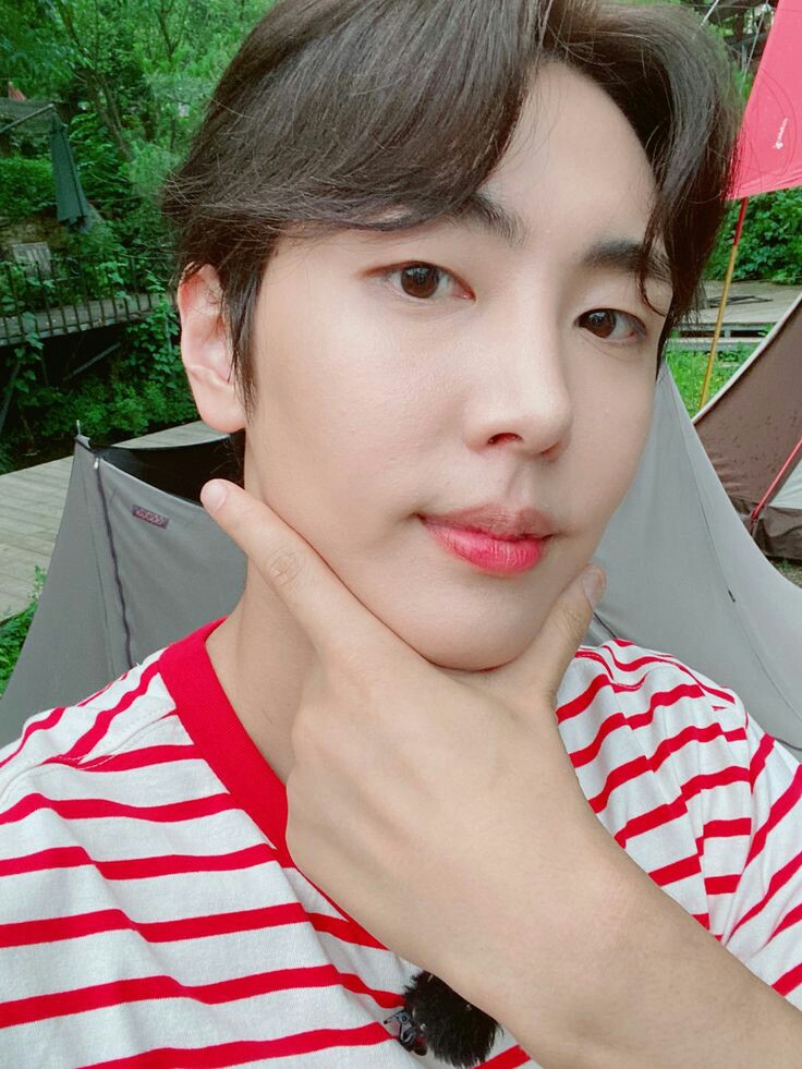 #Rolbandchella21 
   ╮
   ╰─▸ 28 de julio :

—Se encontraba descansado en la carpa que rentaba con sus amigos <a href="/RoWoon_B/">RoWoon</a> <a href="/xsolemio/">Chani ♯au</a> <a href="/minsxngchild/">Lee Ahn</a> <a href="/TaeyangBF/">Taeyang</a> donde se toma una selfie y la publica en instagram.—