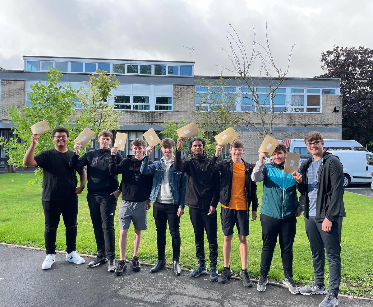 MaricourtCHS's tweet photo. Primary school alert π¨ @ssppcps .
Brad gained two Distinction stars in Business and a B in Maths, Sophie achieved a B in Psychology, A in Sociology and a Distinction in Health and Social Care and Lewis achieved 4 Distinctions in Business and IT. It all started @ssppcps https://t.co/Omj9il4CYk