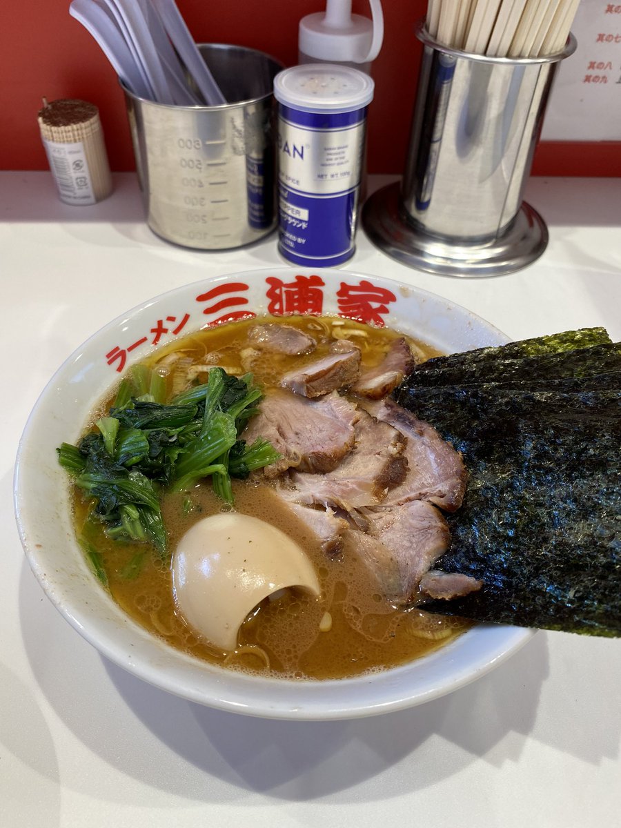 issy0610's tweet photo. 町中華で飲(や)ろうぜ！
町中華では無いですが最近オープンしたお店へ
近所で本格的な家系ラーメン食べられるのは嬉しいな〜

#町中華で飲ろうぜ
#町中華
#三浦屋
#武蔵家 https://t.co/F1cphAJjdd