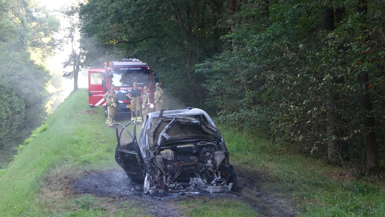 Auto brandt uit in IJhorst: politie vermoedt brandstichting: In IJhorst is vanochtend vroeg een auto uitgebrand.