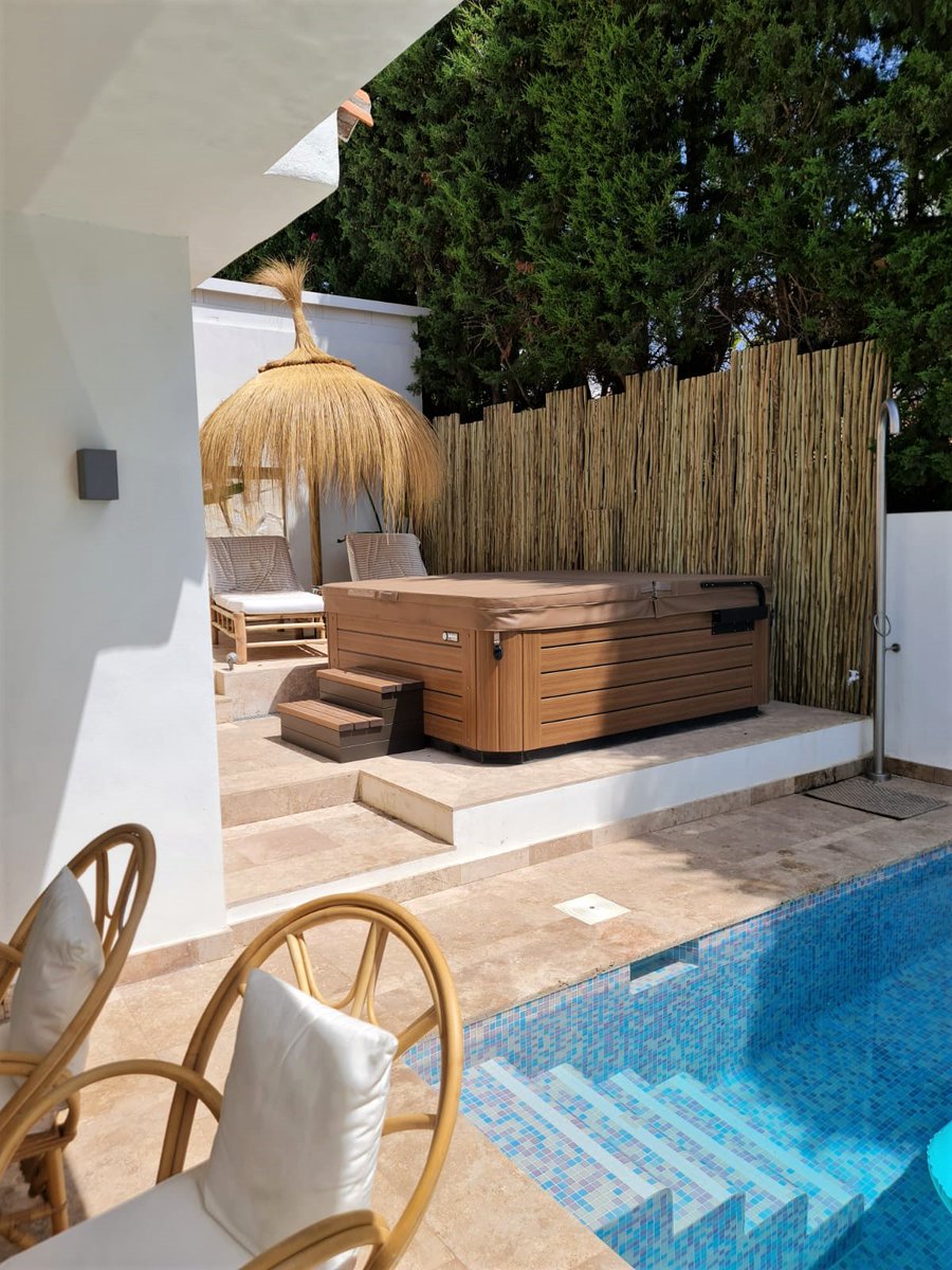 CapeReed's tweet photo. Our timber laths are a great product and cost effective!  They are a great alternative for privacy with your thatched gazebo or jacuzzi and create an aesthetically pleasing result! Look how beautiful!

#Laths #Timber #Privacy #LathScreen #Outdoors https://t.co/mhYpPIPg64