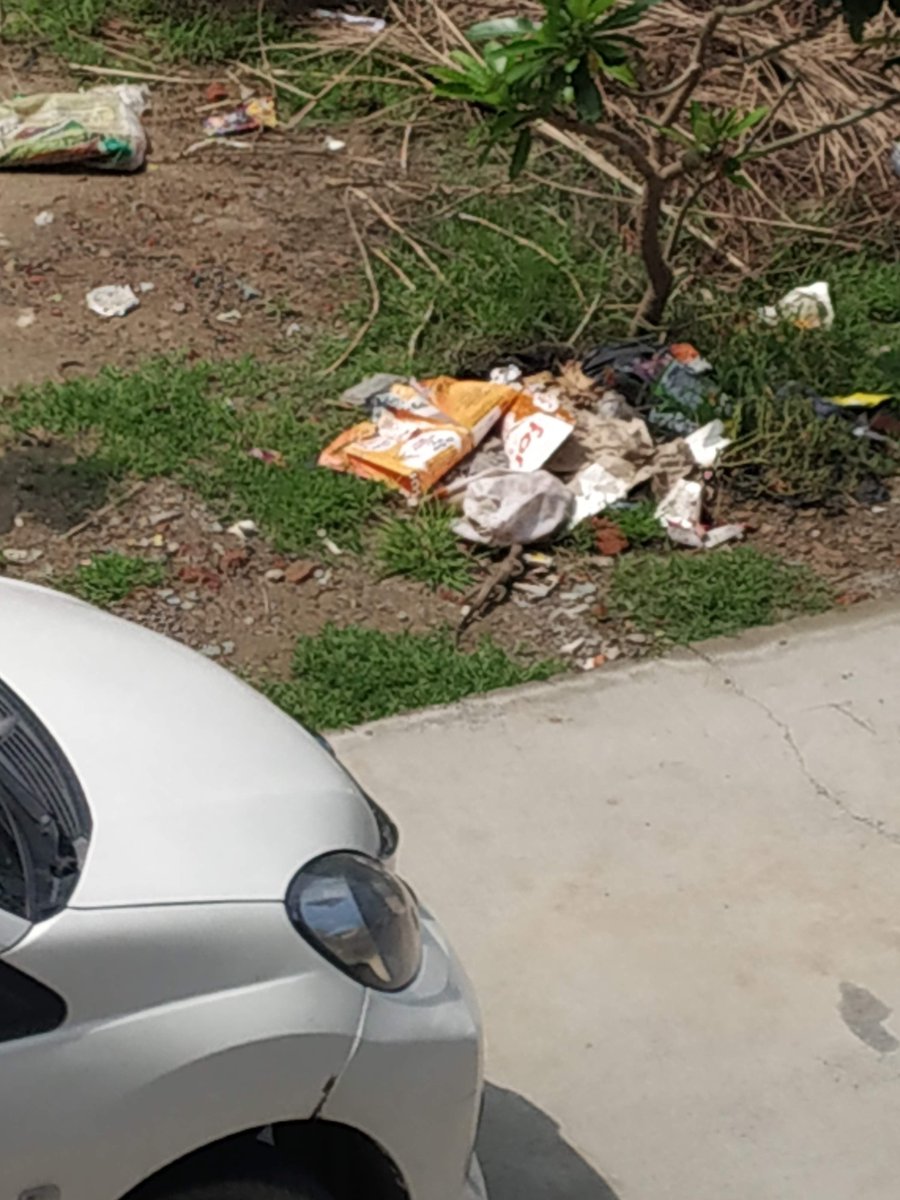 jogendra602's tweet photo. #MyNoida
Street lights are not working in Samajwadi Awas Type1 Block 13A Sector 118 Noida , complained to local authority Mr. Amit Gupta Ji but no action has been taken so far Request everyone to please do not litter your city and country https://t.co/VCPLDHY9at