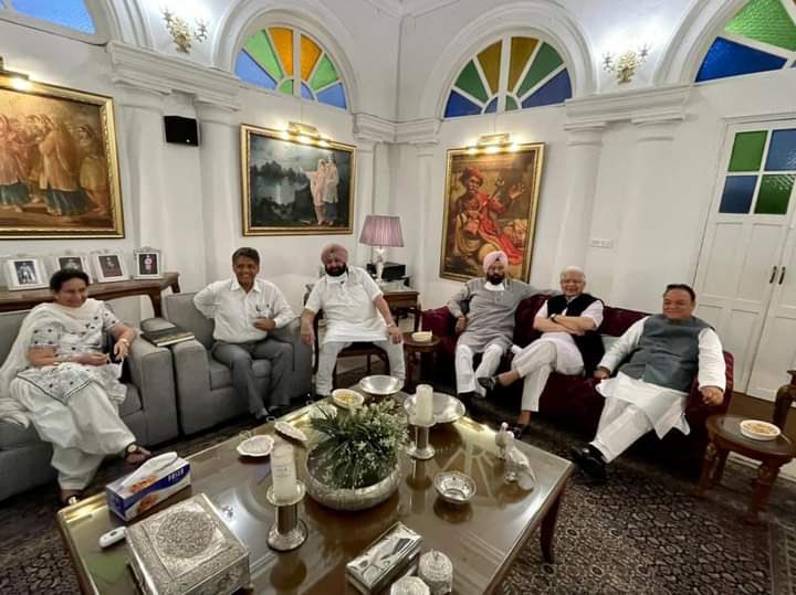 mp_mohdsadique's tweet photo. Punjab Chief Minister Capt Amarinder Singh enjoyed a relaxing evening with his INCP Punjab Lok Sabha colleagues, @ManishTewari , @preneet_kaur , @DrAshwani_Kumar , @iranasodhi , @mp_mohdsadique , @SSChaudharyMP hosted dinner at his Delhi residence. https://t.co/FxnOYhQzGK