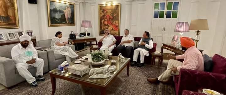 mp_mohdsadique's tweet photo. Punjab Chief Minister Capt Amarinder Singh enjoyed a relaxing evening with his INCP Punjab Lok Sabha colleagues, @ManishTewari , @preneet_kaur , @DrAshwani_Kumar , @iranasodhi , @mp_mohdsadique , @SSChaudharyMP hosted dinner at his Delhi residence. https://t.co/FxnOYhQzGK