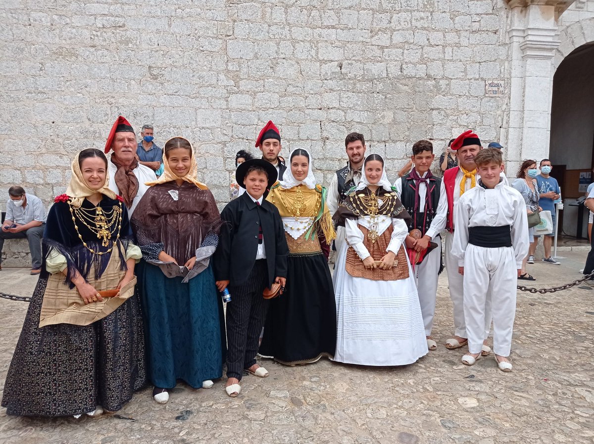 Després de molts de mesos, hem tornat a ballar, participant en sa ballada des dia 8 d'agost al costat d'altres colles de sa Federació de Colles de Ball i Cultura Popular d'Eivissa
Molts anys i bons!
Aviat podrem tornar a ballar tots junts
#ballpages #Eivissa #Ibiza