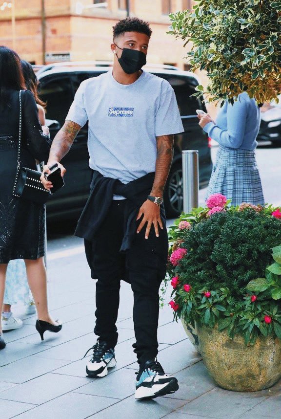 Footballer Fits on X: Manchester United's @Sanchooo10 rocks up to a #mufc  team meal wearing Supreme's bandana box logo t-shirt (£169+, resell) and Dior's  B22 blue reflective python sneakers (£1,500, retail) 💧