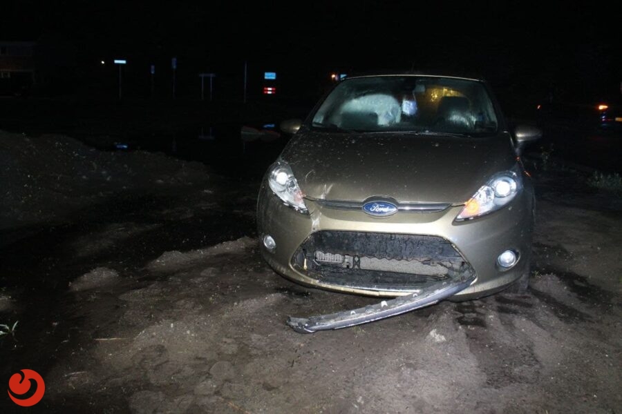 Automobilist vliegt uit de bocht en raakt gewond in Feanwâlden