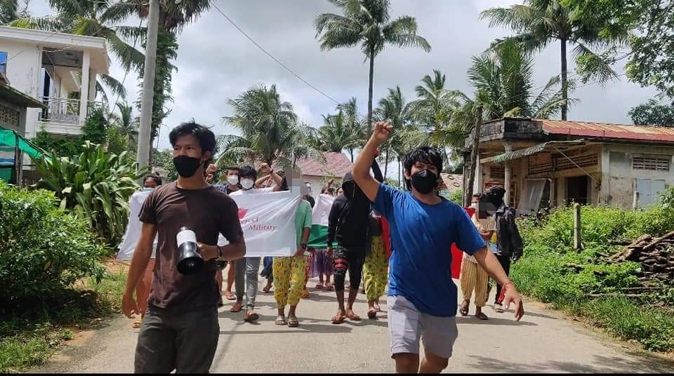 MilaSM15's tweet photo. Dawei Strike Committee and young people joined and marched to protest against the dictator calling @UN to accept @NUGMyanmar ,and reject SAC.
#AcceptNUG_RejectMilitary
#Aug11Coup 
#WhatsHappeningInMyanmar https://t.co/4s9GgWfAAs
